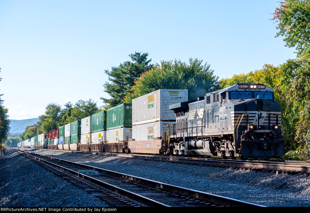 NS 4071 leads an eastbound intermodal 258 through Cove 